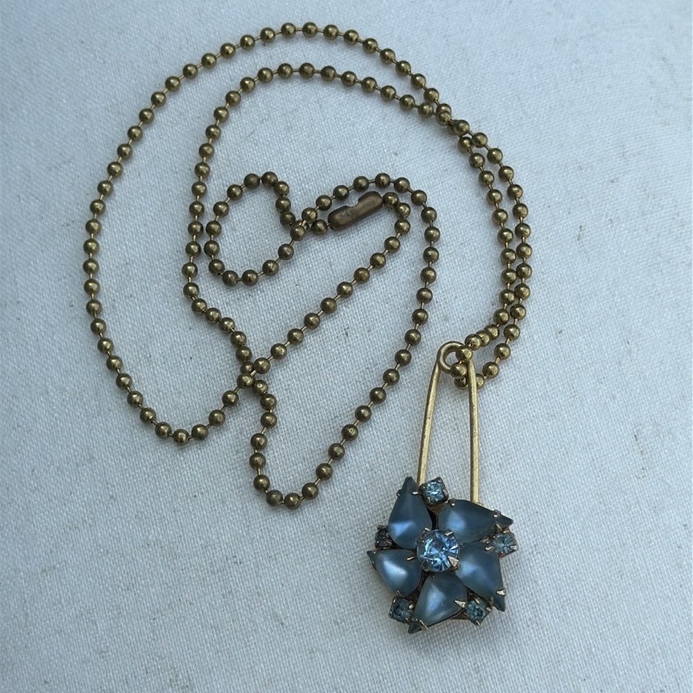 Unique vintage flower pendant necklace